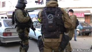 вооруженные люди в масках