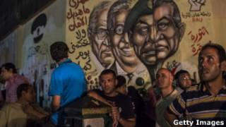 Pintura em muro na Praça Tahrir, no Cairo, mostra rosto de Hosni Mubarak e de outros líderes egípcios (Foto: Getty Images)