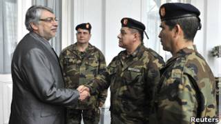 Экс-президент Парагвая Фернандо Луго со своими военными помощниками