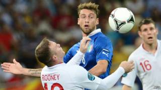 Wayne Rooney rebutan bola dengan Claudio Marchisio