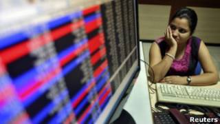Una mujer frente a una computadora