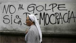 Freira passa em frente a grafite em Assunção Foto REUTERS/Jorge Adorno