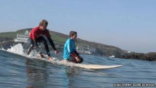 Archie Pollock durante sua aula de surfe (Foto: Discovery Surf School)