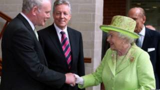 McGuinness Kraliçe ile el sıkışırken