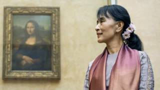 Bà Suu Kyi ở bảo tàng Louvre ở Paris