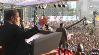 Umukuru w'igihugu Mohammed Morsi ashikiriza ijambo i Tahrir Square ejo