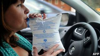 Una mujer usa el alcoholímetro