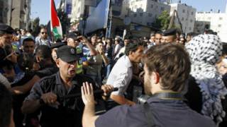 اشتباكات بين المتظاهرين ورجال الأمن الفلسطيني