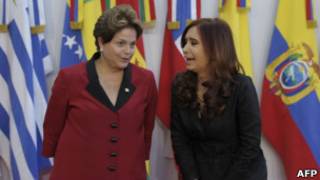 Dilma Rousseff (esq.) e Cristina Kirchner | Foto: AFP