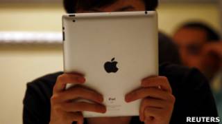 Мужчина смотрит в свой iPad
