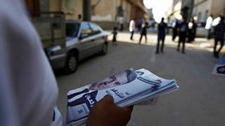 ناشط ليبي يحمل منشورات انتخابية