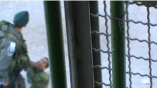 ویدئو لگد زدن پسر بچه فلسطینی توسط سرباز اسرائیلی منتشر شد