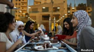فلسطينيون في مقهى برام الله
