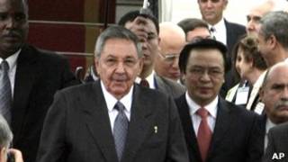 Ông Raul Castro ở sân bay Nội Bài