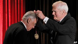 Fernando Henrique Cardoso (à esq.) recebe prêmio (foto: Associated press)
