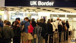 Fila em Heathrow | Foto: PA