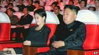 Ким Чен Ын и неизвестная женщина