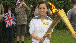 賀康靜接過2012倫敦奧運火炬