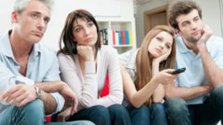 Grupo mirando TV
