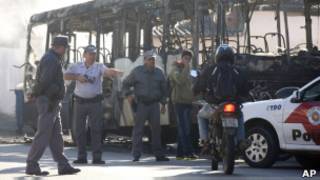 Policiais abordam motoqueiro após ataque a ônibus (foto: Associate Press)