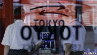 Monitores que muestran fluctuaciones de la Bolsa de Tokio