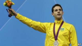 Thiago Pereira com a medalha de prata (Foto: AP)