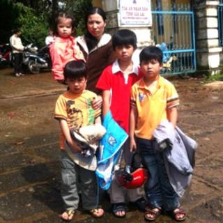 Bà mục sư Nguyễn Công Chính cùng bốn con
