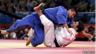 Leandro Guilheiro em luta contra o japonês Takahiro Nakai (Foto: Reuters)