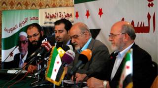 هيثم المالح (الثاني من اليمين) في المؤتمر الصحفي في القاهرة