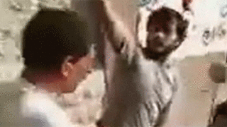 Hình từ video cho thấy cảnh phe nổi dậy xử tử những người trung thành với TT Assad ở nơi công cộng