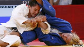 Mayra Aguiar (de branco) luta com a americana Kayla Harrison (foto: Reuters)