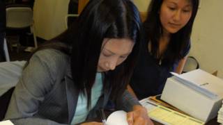 Madison Nguyễn ký sách cho độc giả (ảnh Bùi Văn Phú)