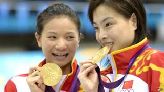 VĐV Ngô Mẫn Hà (bên phải) nhận huy chương vàng ở Olympics London