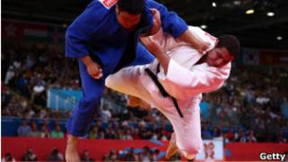 O judoca Rafael Silva (de branco) luta com Sung-Min Kim (foto: Getty Images)