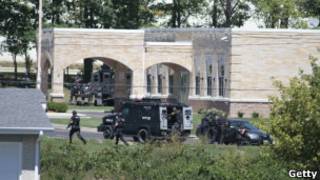 Policiais da Swat cercam templo Sikh (foto: Darren Hauck/Getty Images)