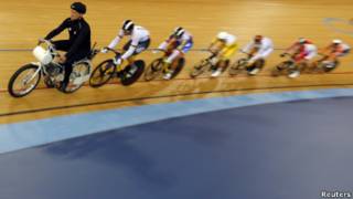 Ciclistas na prova de Keirin. | Foto: Reuters