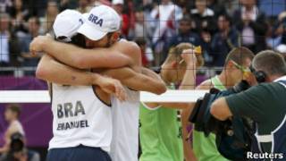 Emanuel e Alison comemoram vitória (Foto: Reuters)