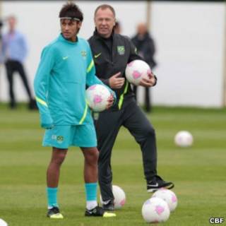 Neymar e Mano Menezes durante treino (Foto: Rafael Ribeiro/CBF)