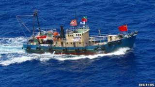 香港保釣人士駕駛啟豐二號漁船靠近釣魚島海域(15/8/2012)