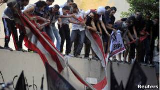 Участники протеста у посольства США в Каире