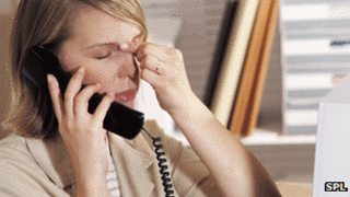 Mujer con gesto de frustración y estrés
