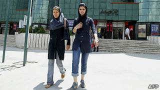 امرأتان شابتان إيرانيتان