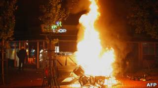 Стулья горят в нидерландском городе Харен 21 сентября