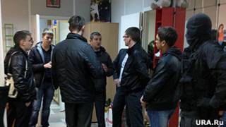 полиция в офисе ura.ru