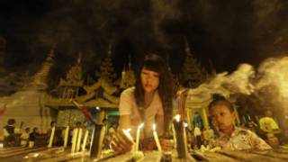 ရွှေတိဂုံ စေတီတော်အား ဆီမီး ပူဇော်နေစဉ်
