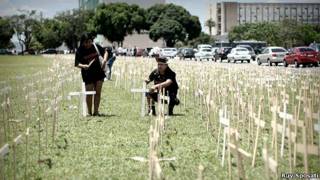 Cruces en la Explanada de los Ministerios, Brasilia