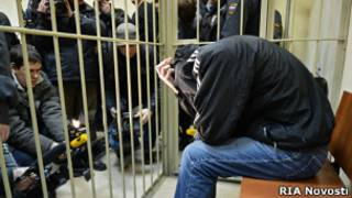 Арестованный Александр Власенко в клетке в зале суда