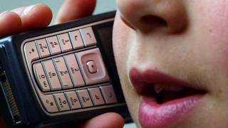 Persona hablando por celular antiguo