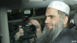 La justice britannique a approuvé le recours de l'islamiste Abou Qatada contre son extradition vers la Jordanie qui le réclame pour complot terroriste.