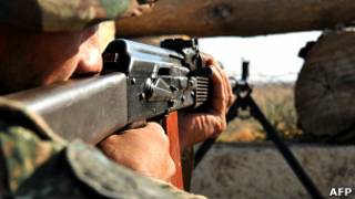 Un soldado de Nagorno Karabaj apunta su arma hacia la frontera con Azerbaiyán. (Foto del 25 de octubre de 2012.)